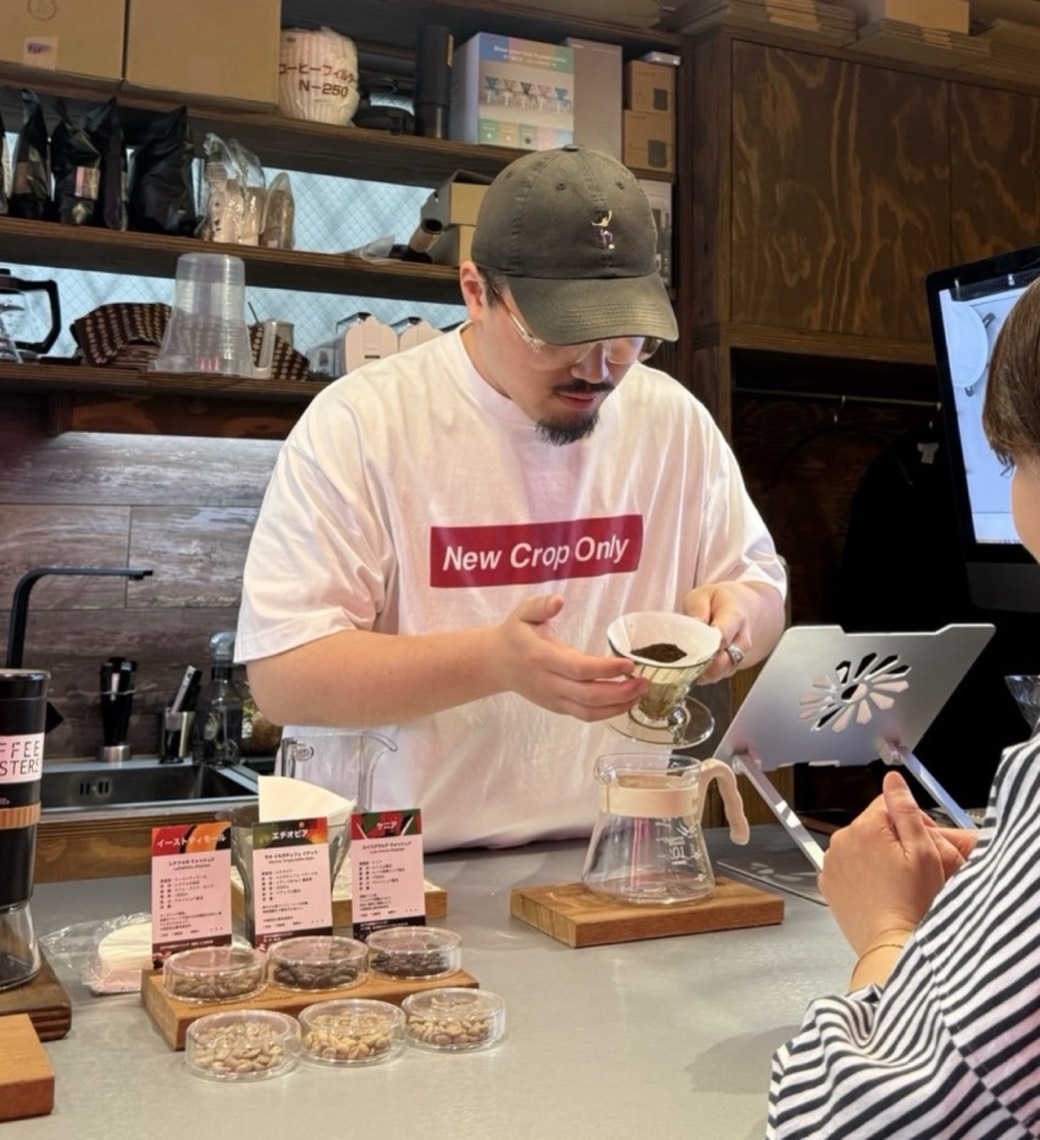 ハンドドリップでコーヒーを淹れている手元