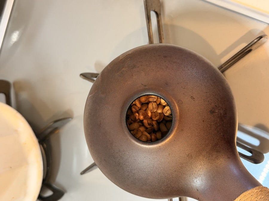 焙煎器の開口部から見えるコーヒー豆